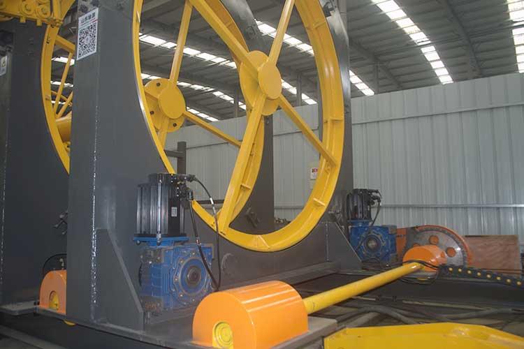 全自動(dòng)鋼筋籠滾焊機(jī)采用PLC和變頻控制技術(shù)，使鋼筋籠的繞筋精度可準(zhǔn)確到一米內(nèi)，間距誤差5mm以?xún)?nèi)