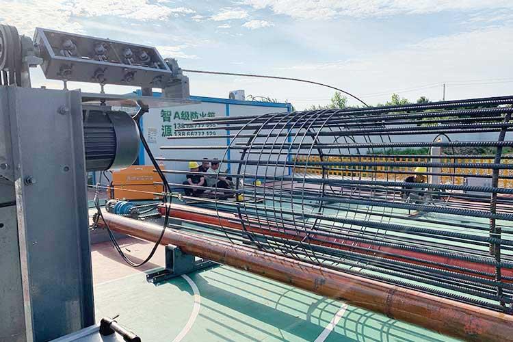 全自動(dòng)鋼筋籠繞筋機(jī)施工不受各工序影響，能夠不間斷完成主筋箍筋焊接成型，繞筋過程施焊等全部過程