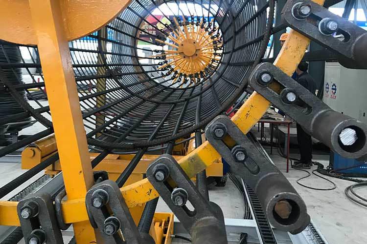 檢查數(shù)控鋼筋籠滾焊機成型輪松緊度，并且重新調(diào)整其松緊度