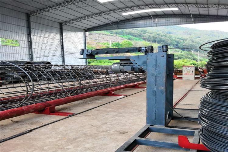 機(jī)械化制作鋼筋籠，主筋、纏繞筋間距均勻，精度高，加工質(zhì)量穩(wěn)定