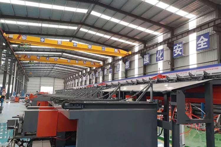 數(shù)控鋼筋剪切線采用三個(gè)定位擋板定尺，定位簡便準(zhǔn)確，可定尺任意長度