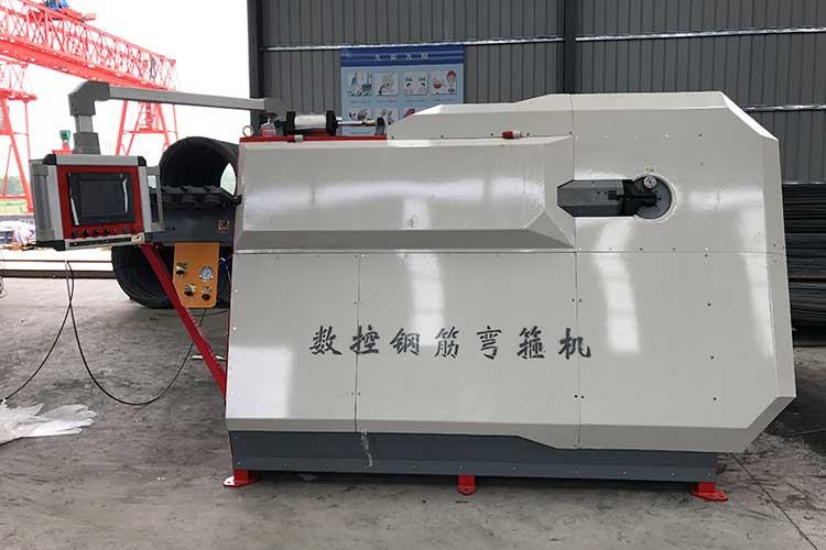 雙級(jí)制動(dòng)電機(jī)與減速機(jī)直聯(lián)作一級(jí)減速；小齒輪與大齒輪嚙合作二級(jí)減速