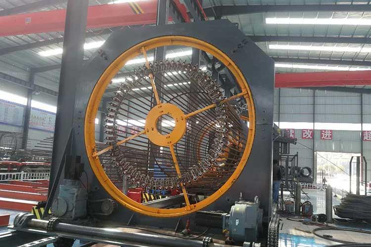 現(xiàn)場施工應(yīng)具備為機(jī)械作業(yè)提供道路、水電、機(jī)棚或停機(jī)場地等必備的條件，并消除對機(jī)械作業(yè)有妨礙或不安全的因素