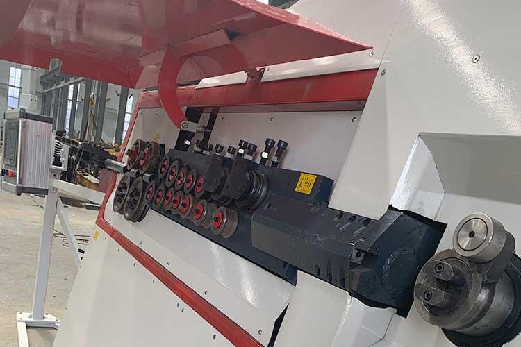 檢査機(jī)械性能是否良好、工作臺和彎曲機(jī)臺面保持水平；并準(zhǔn)備好各種芯軸工具